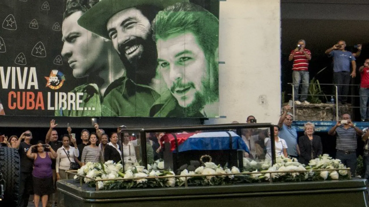 The urn with the ashes of Cuban leader Fidel Castro is seen in Havana starting a four-day journey across Cuba, November 30, 2016.  
The "caravan of freedom" will leave from Havana, making symbolic stops along the 950-kilometer (590-mile) trek that will end in the eastern city of Santiago de Cuba over the weekend. / AFP PHOTO / Juan BARRETO