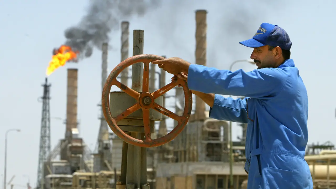 An Iraqi worker opens an oil pipeline at al-Shouayba refinery station in Basra June11, 2003. OPEC on Wednesday agreed to hold the line on oil output and called another meeting in seven weeks time in case recovering Iraqi exports undermine high prices. REUTERS/ Jamal Said IRAQ OIL