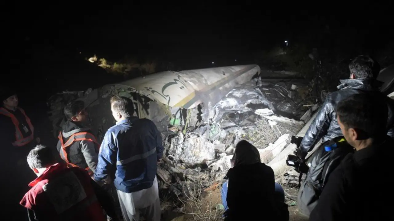 Pakistani officials of Pakistan International Airlines (PIA) look at the wreckages of crashed PIA passenger plane Flight PK661 at the site in the village of Saddha Batolni in the Abbottabad district of Khyber Pakhtunkhwa province on December 7, 2016.
All 48 people on board a Pakistani plane which crashed in the country's mountainous north and burst into flames have died, officials told AFP on December 7, 2016. "No one survived," said the Civil Aviation Authority spokesman.
 / AFP PHOTO / AAMIR QURESHI
