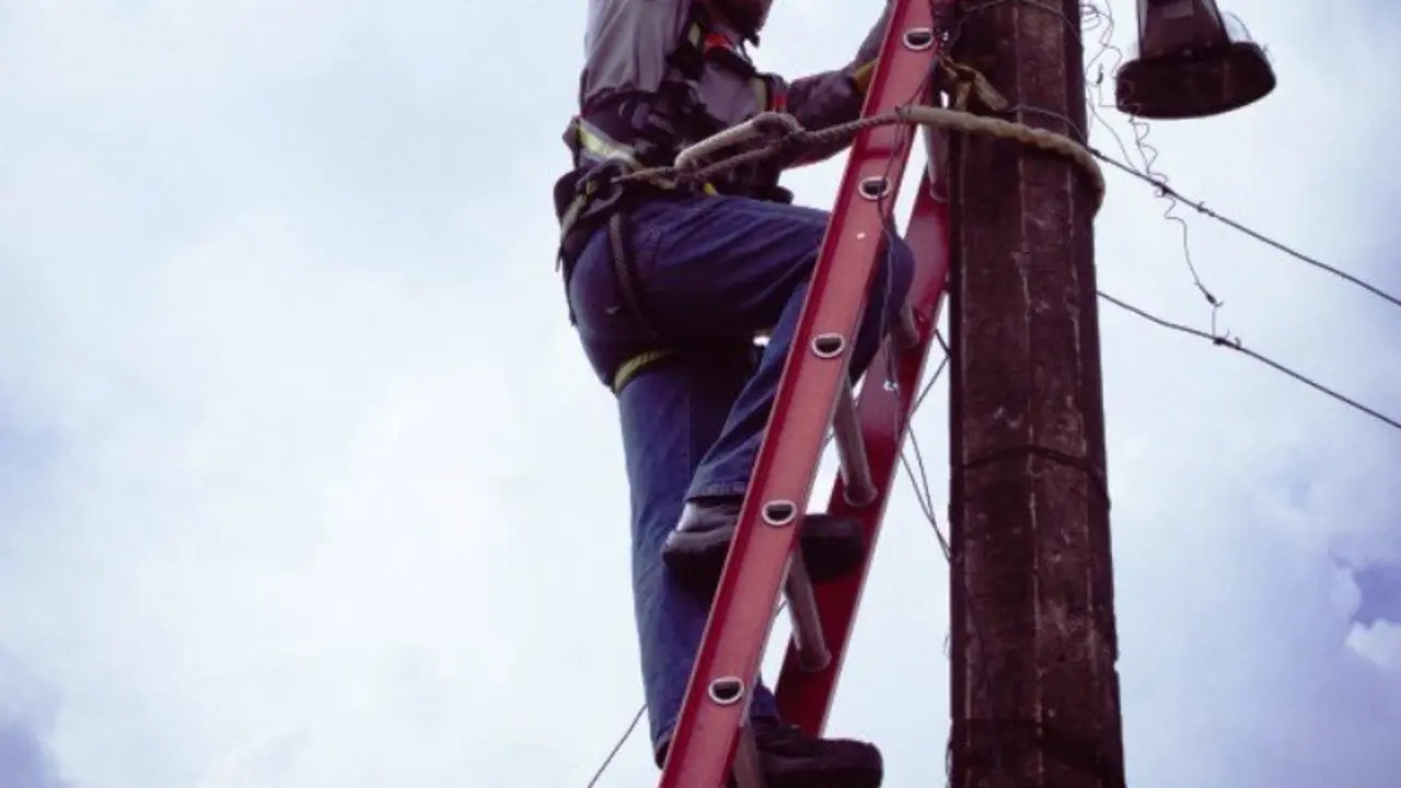 Trabajador energ&iacute;a el&eacute;ctrica