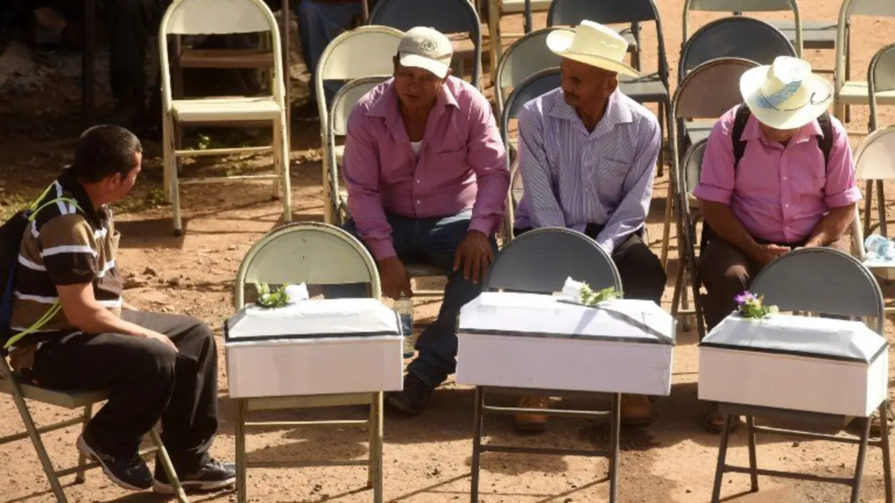 Relatives and villagers hold a funeral to bury the exhumed and identified remains of 21 people killed during the El Mozote massacre, during the commemoration the 1981 killings, in El Mozote, 200 km east of San Salvador, on December 10, 2016.
In December 1981, during the 1980-1992 civil war in El Salvador, members of the US-trained Salvadoran elite Atlacatl battalion killed more than a thousand villagers during counterinsurgency operations in El Mozote and neighbouring villages, in what is known as the El Mozote massacre.  / AFP PHOTO / Marvin RECINOS