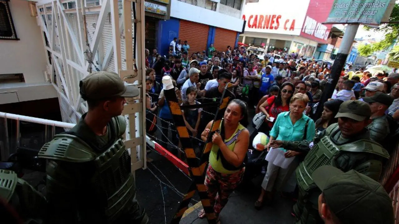 Bolivarian National Guard members control the access to the Simon Bolivar international bridge -which links the city with Cucuta, in Norte de Santander province, Colombia- in San Antonio del Tachira, Venezuela, on December 17, 2016.
President Nicolas Maduro had ordered the 100-bolivar unit to be scrapped -to combat what he called a US-backed plot against Venezuela- and scheduled to start releasing new higher-denomination notes. He ordered the Colombia border to be closed for three days, saying this would stop the "international gangs" depositing their hoarded banknotes. In Tachira, the crackdown caused added misery for people who rely on cross-border trade. / AFP PHOTO / George Castellanos