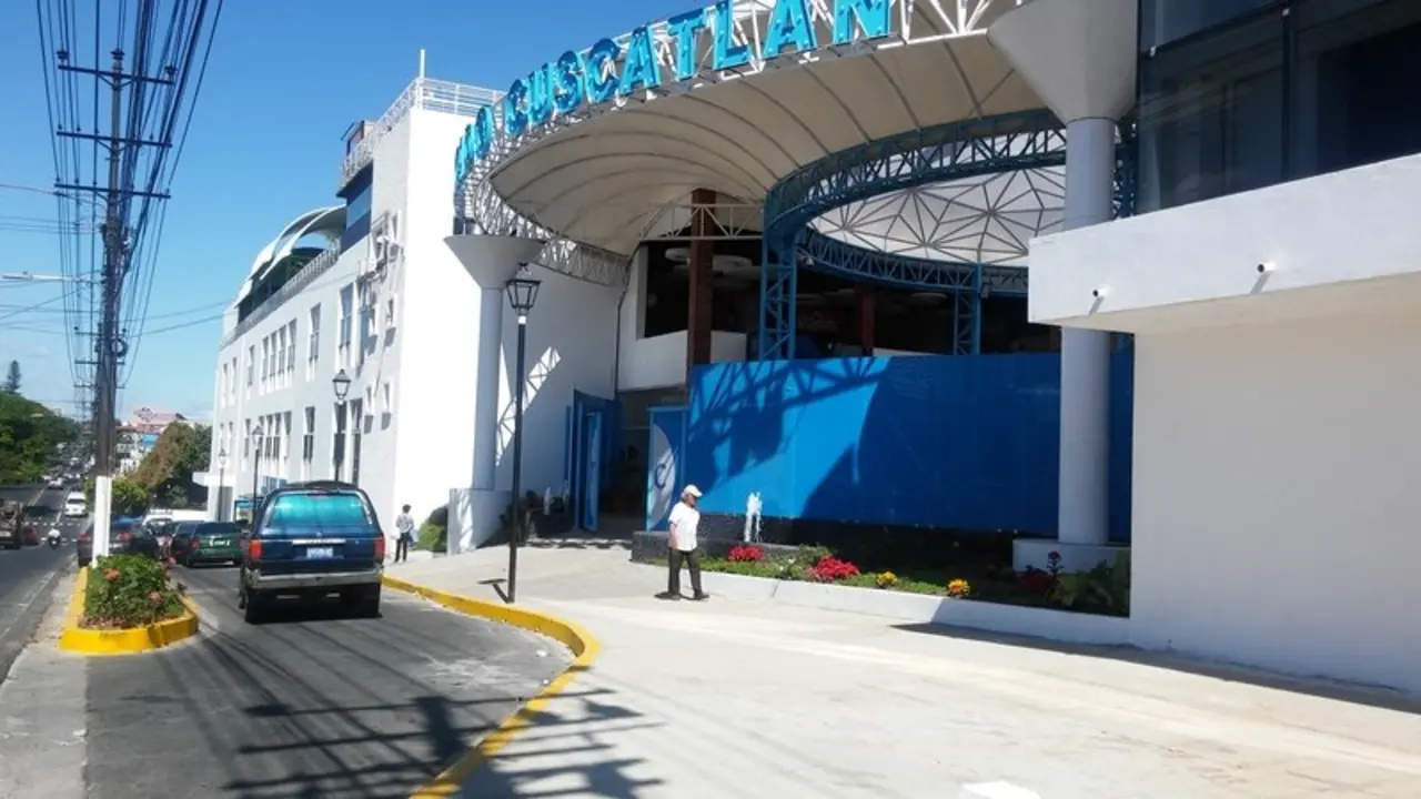 Fachada de mercado Cuscatl&aacute;n