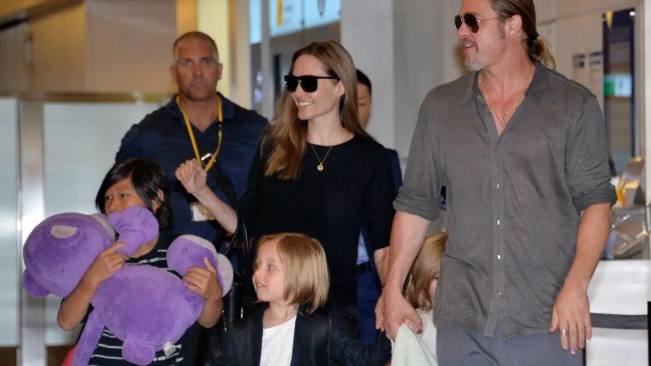 US film stars Brad Pitt (R) and Angelina Jolie (back C), accompanied by their children, arrive at Haneda International Airport in Tokyo on July 28, 2013.  Pitt is now here for the promotion of his latest movie "World War Z".     AFP PHOTO / Yoshikazu TSUNO / AFP PHOTO / YOSHIKAZU TSUNO