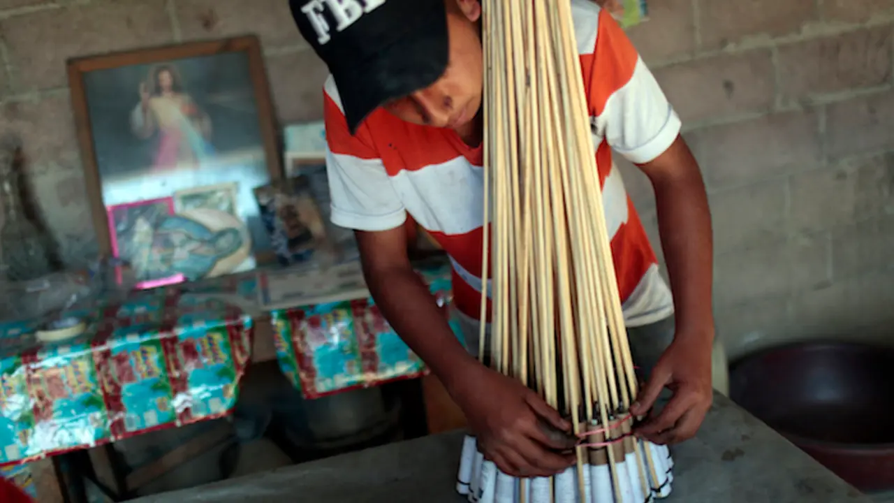 A craftsman makes fireworks in a workshop in Tultepec, Mexico State, on December 22, 2016. / AFP PHOTO / PEDRO PARDO