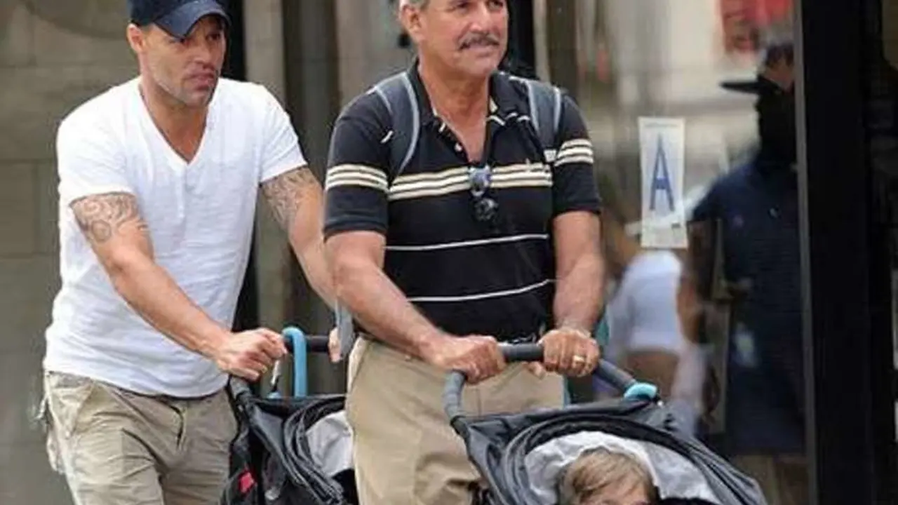 Enrique Martin, junto a su hijo, Ricy Martin, y uno de sus nietos