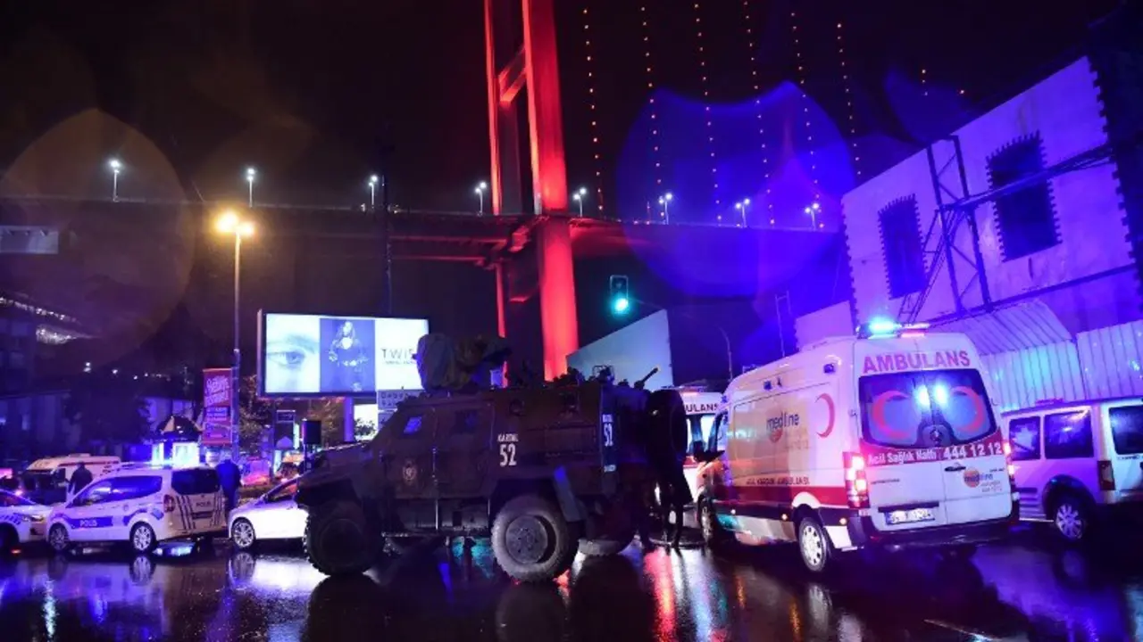 Turkish special force police officers and ambulances are seen at the site of an armed attack January 1, 2017 in Istanbul.
At least two people were killed in an armed attack Saturday on an Istanbul nightclub where people were celebrating the New Year, Turkish television reports said. / AFP PHOTO / YASIN AKGUL