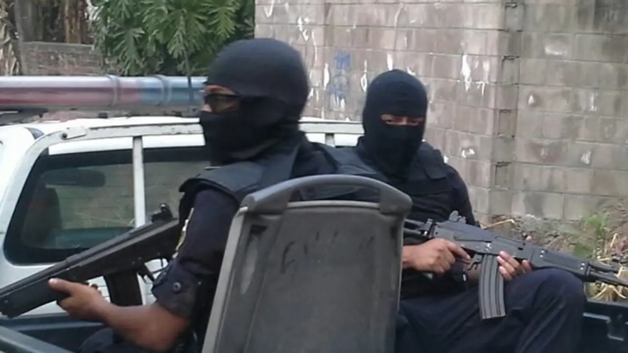 Polic&iacute;as patrullan