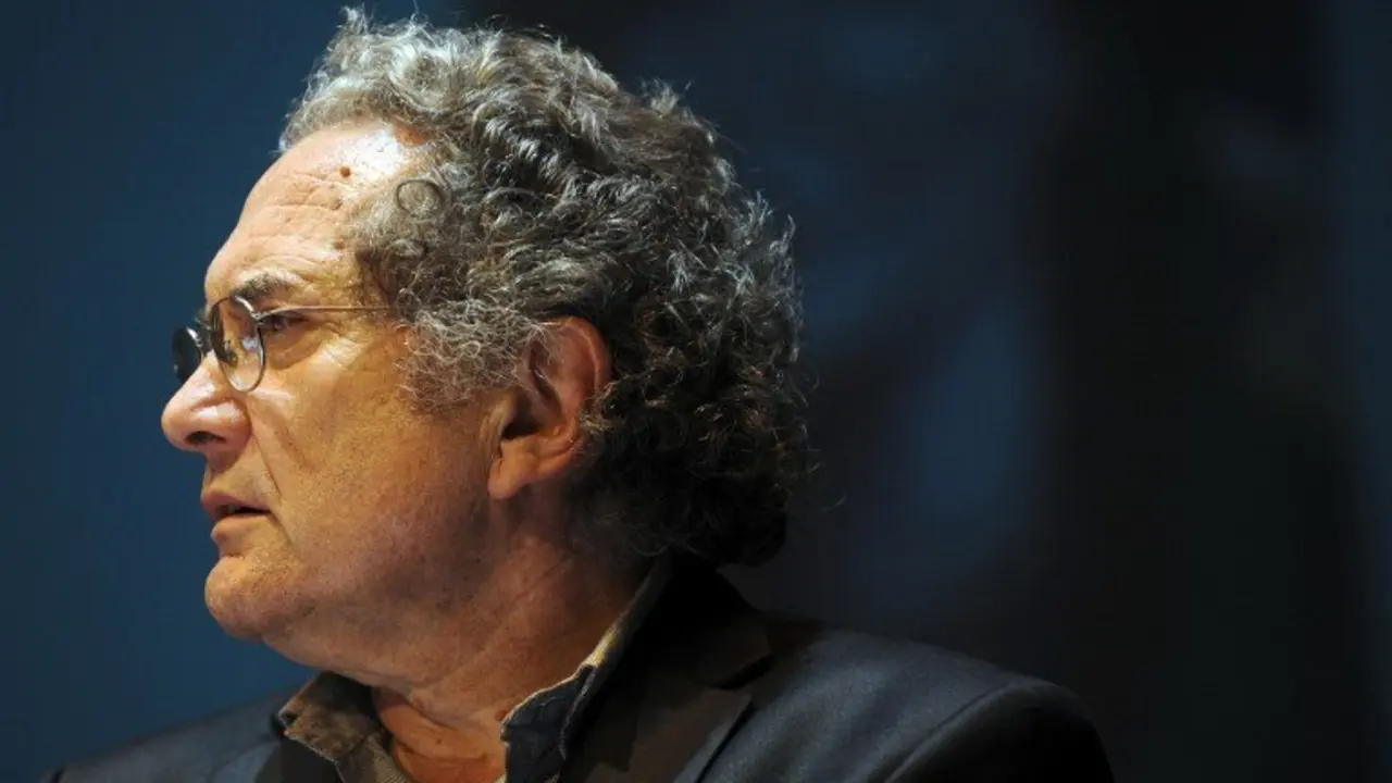 (FILES) This file photo taken on August 2, 2011 shows Argentine writer Ricardo Piglia after receiving the Romulo Gallegos Award for his novel "Blanco Nocturno", in Caracas.
Piglia died on January 6, 2017 of amyotrophic lateral sclerosis (ALS) at age 75, in Buenos Aires. / AFP PHOTO / Leo RAMIREZ