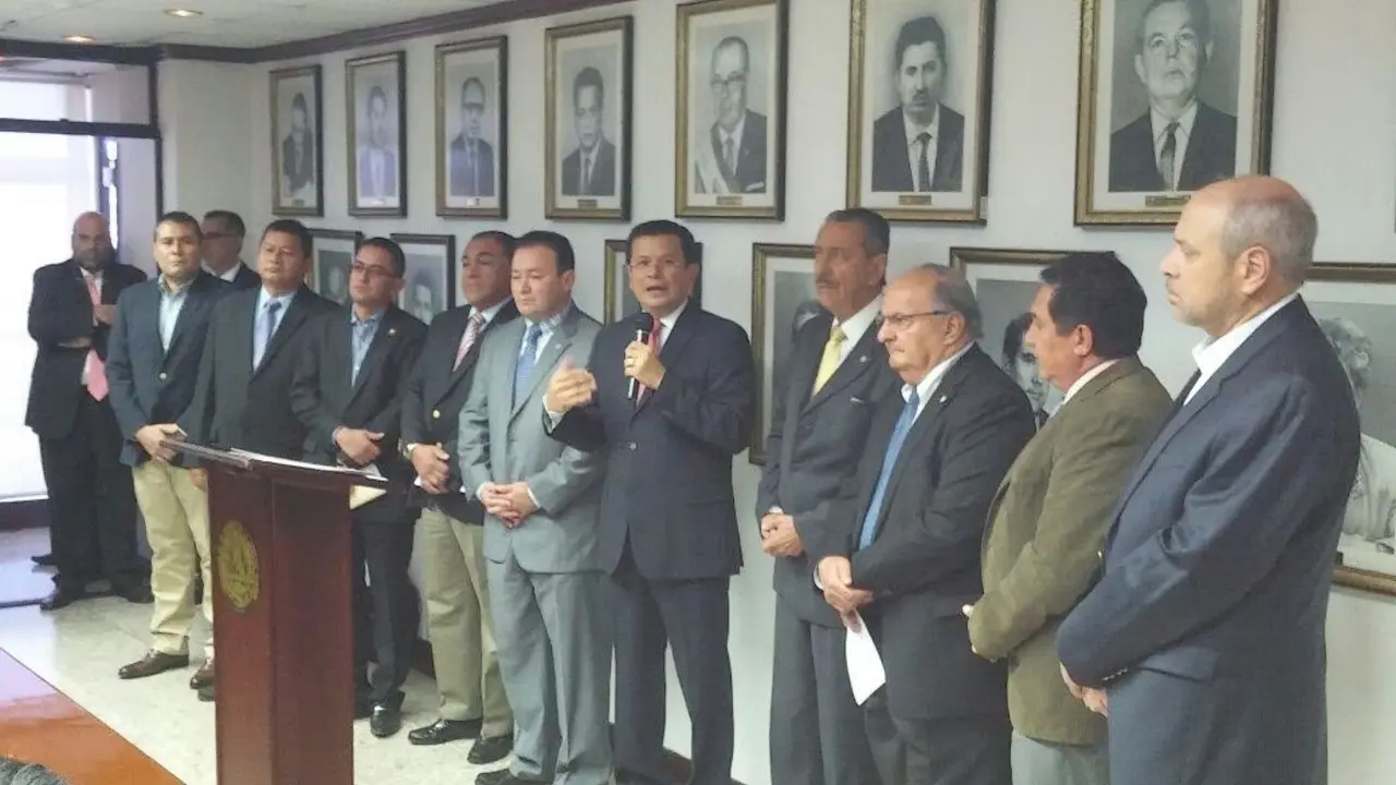 Hugo Mart&iacute;nez y Hato Hasb&uacute;n en la Asamblea Legislativa.
