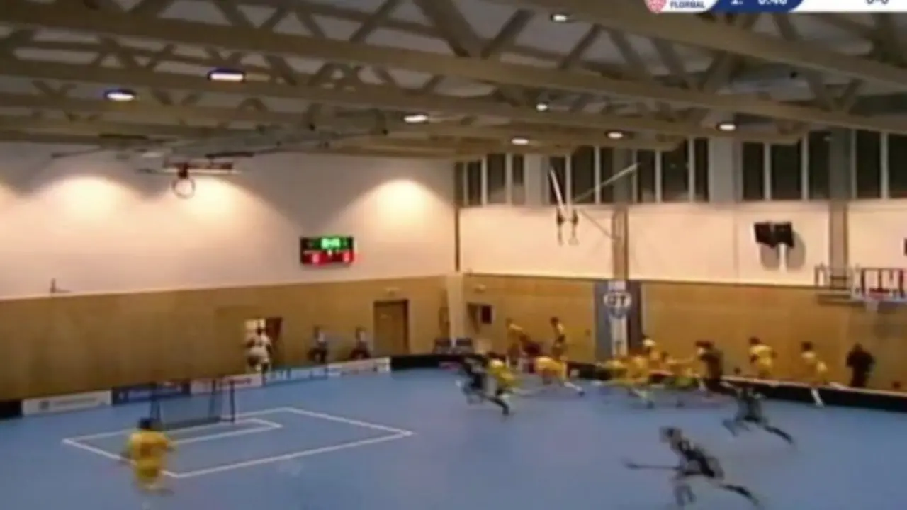 Jugadores de floorball corren