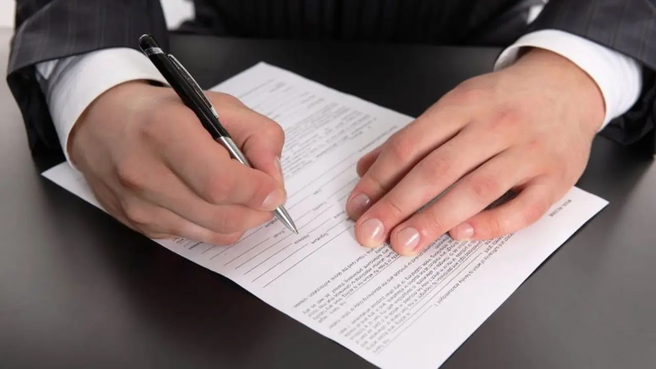 empresario firma papeles