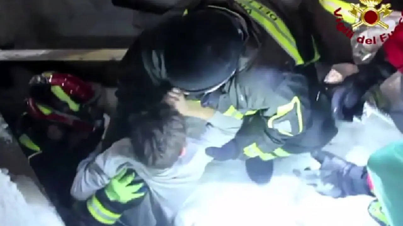 Ni&ntilde;os rescatados en alud de Italia