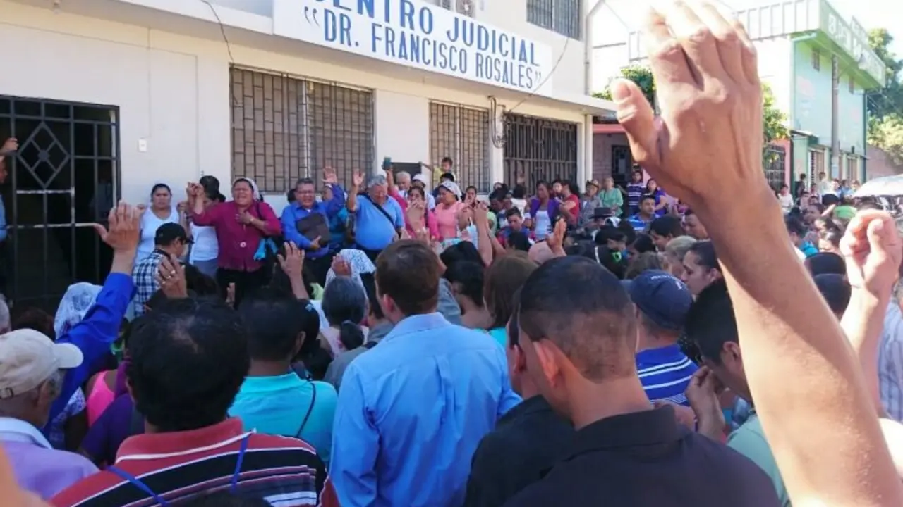 apoyo abuela de ni&ntilde;os calcinados