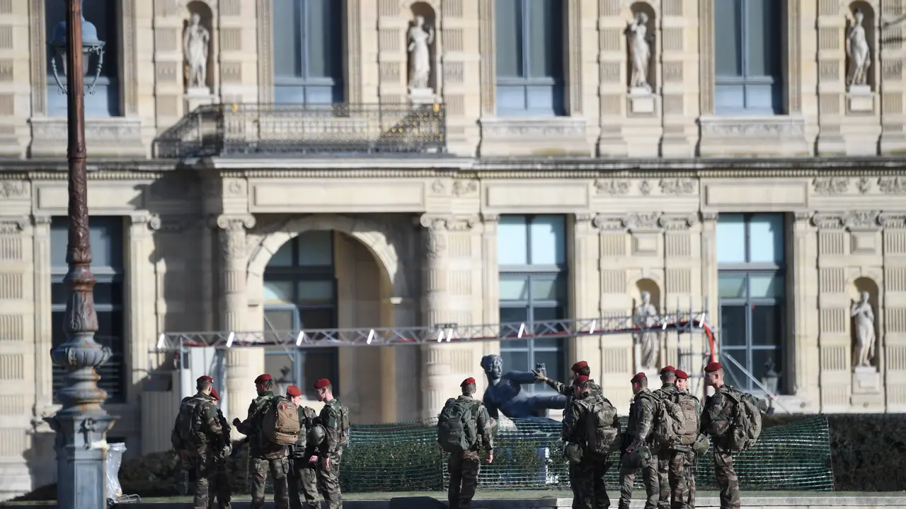 Soldiers patrol near the Louvre museum on February 3, 2017 in Paris, after a soldier patrolling at the museum shot and seriously injured a machete-wielding man who yelled "Allahu Akbar" ("God is greatest") as he attacked security forces, police said.
One soldier was "lightly injured" and has been taken to hospital, while the knifeman is in a serious condition but is still alive, security forces said. / AFP PHOTO / Eric FEFERBERG