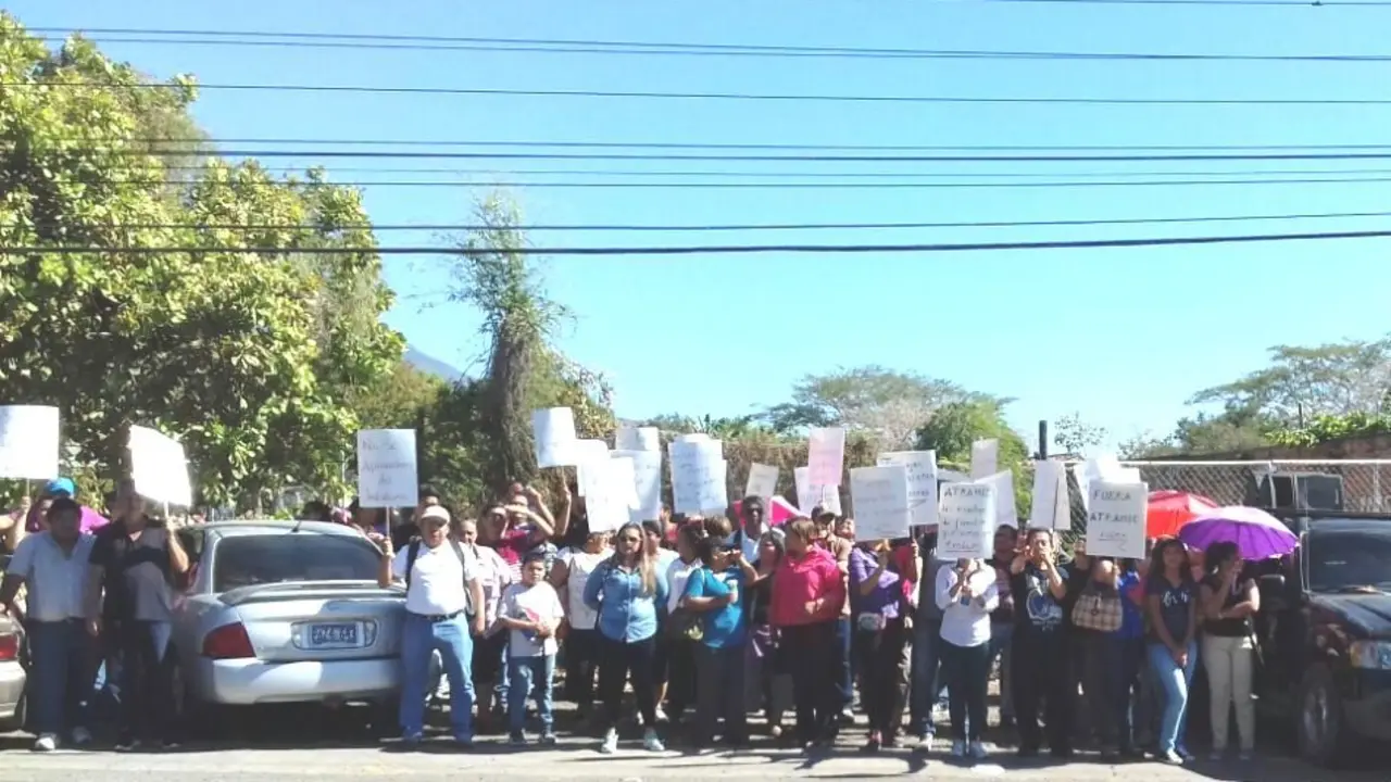 protesta frente a departamental de La Paz.