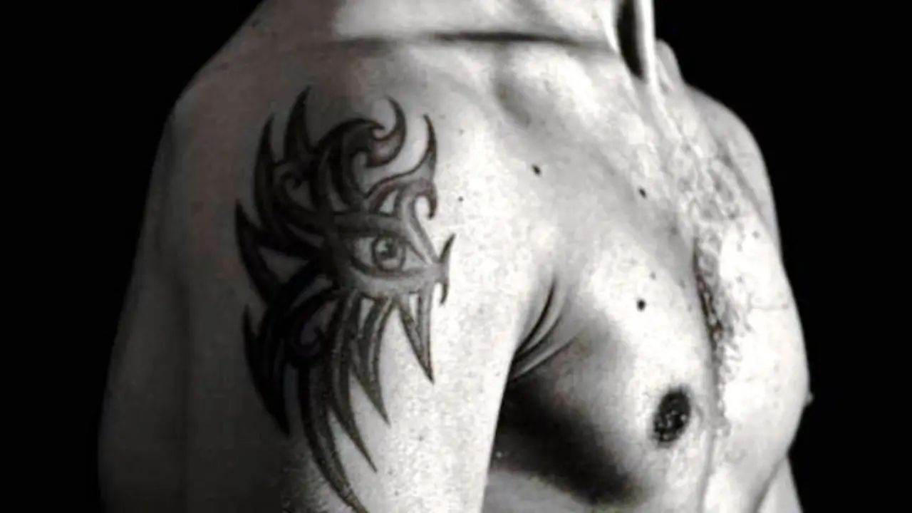 golpeado por tatuajes