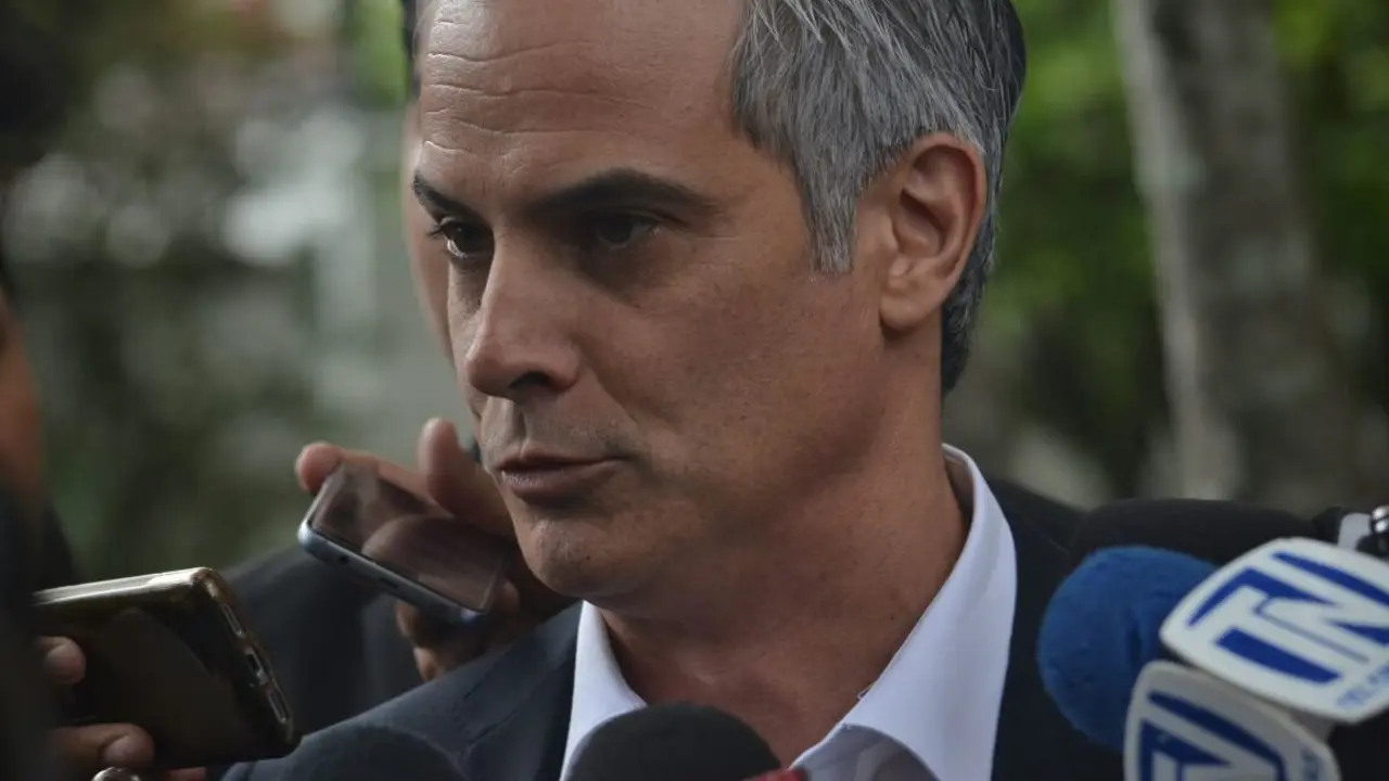 Mauricio Interiano a la salida de CAPRES