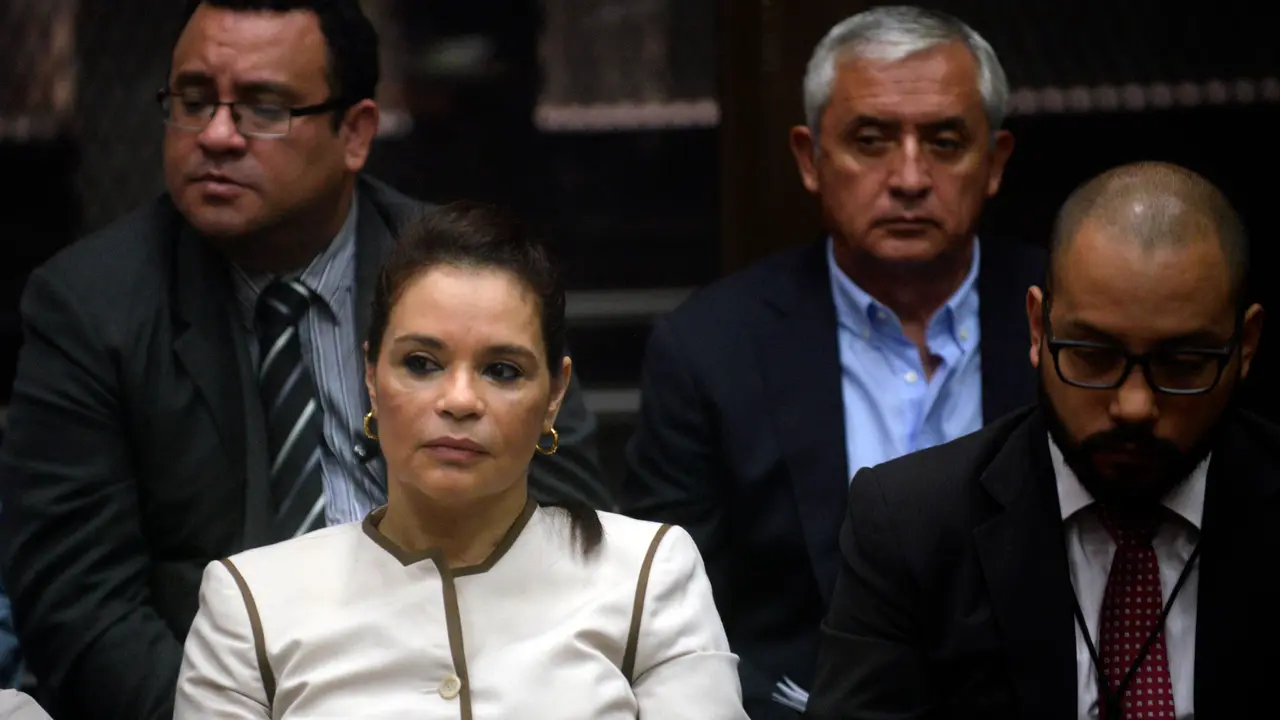 Guatemalan former president Otto Perez Molina (back-R) and former Vice President Roxana Baldetti (front-L) during their hearing at court in Guatemala City on April 25, 2016. 
Perez Molina and Baldetti are accused of collecting millionaire bribes to award a contract to build a port terminal. / AFP PHOTO / JOHAN ORDONEZ