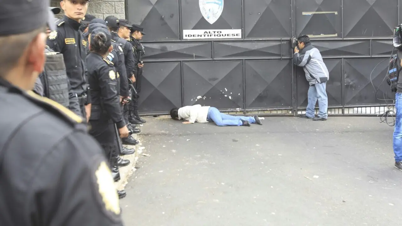 Padres de familia afuera del recinto de menores, buscan respuesta del estado de salud tras incendio/ Foto v&iacute;a Prensa Libre