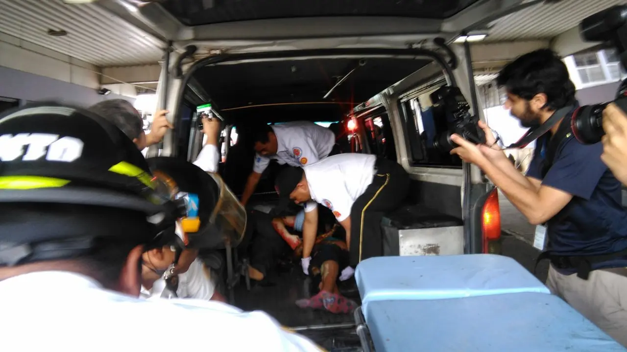 Menores son trasladado por ambulancias Llevan quemaduras de 3 grado Foto La Prensa Libre