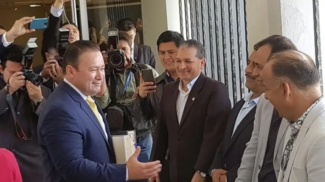 Diputado Guillermo Gallegos recibe una biblia a la entrada del Sal&oacute;n Azul