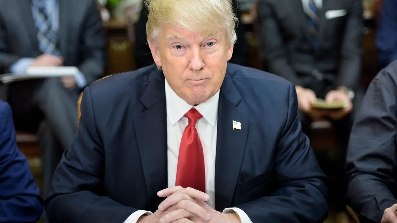 US President Donald Trump waits for a lunch meeting with Harley Davidson executives and union representatives in the Roosevelt Room of the White House February 2, 2017 in Washington, DC. / AFP PHOTO / Brendan Smialowski