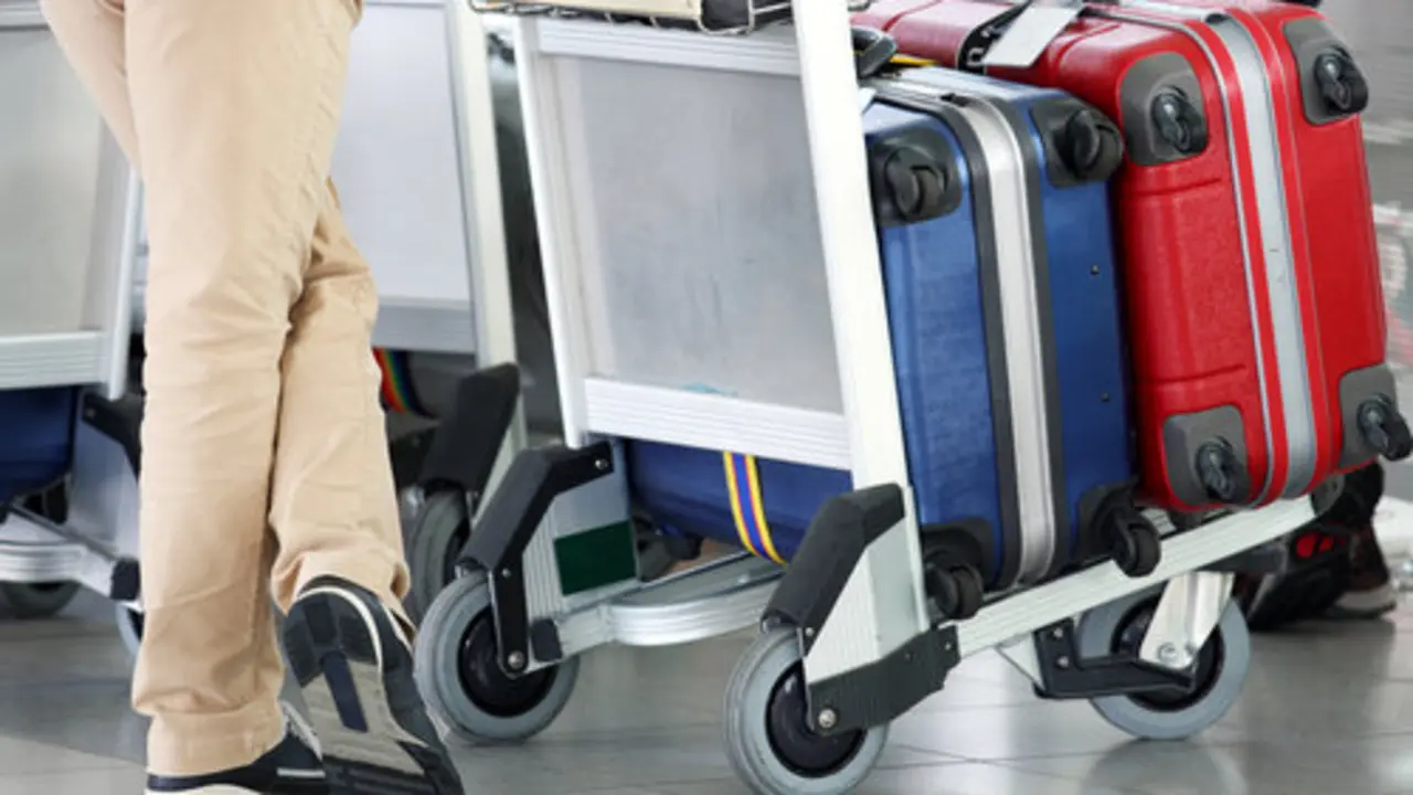 shutterstock_63981202_maletas