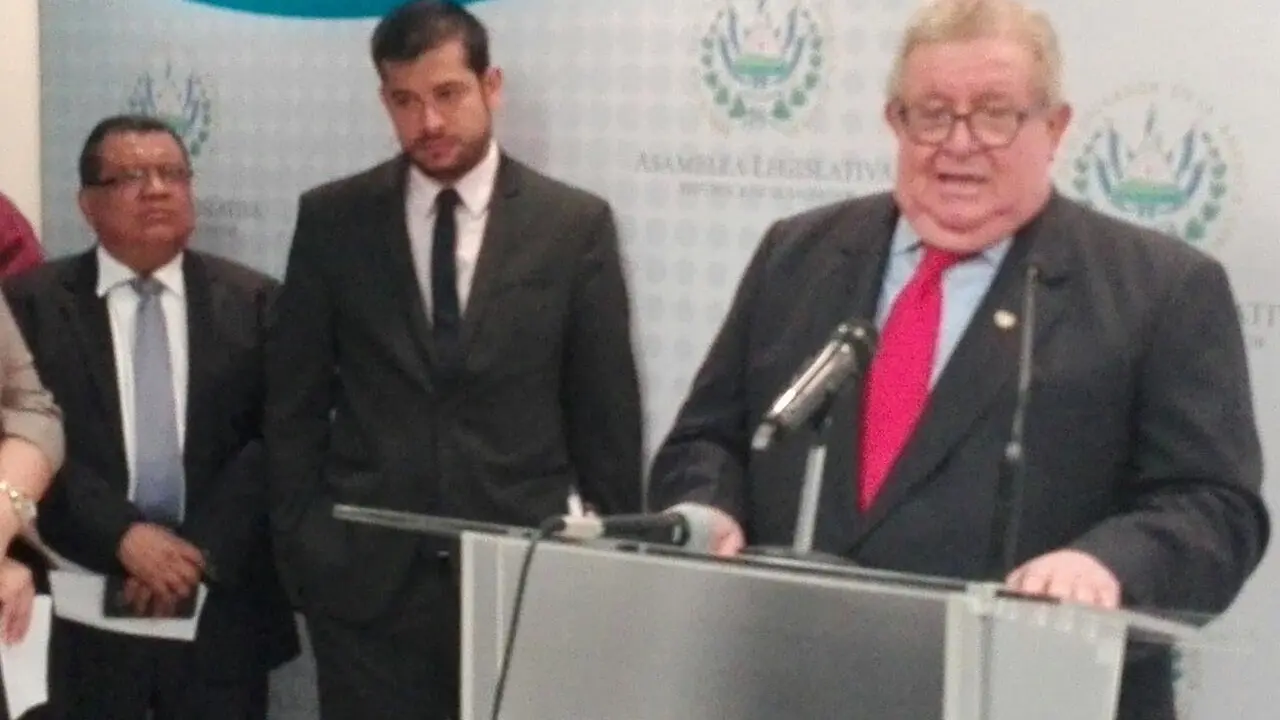 Carlos C&aacute;ceres