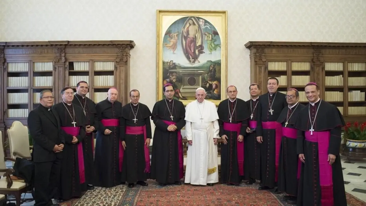 Obispos salvadore&ntilde;os reunidos con el papa Francisco