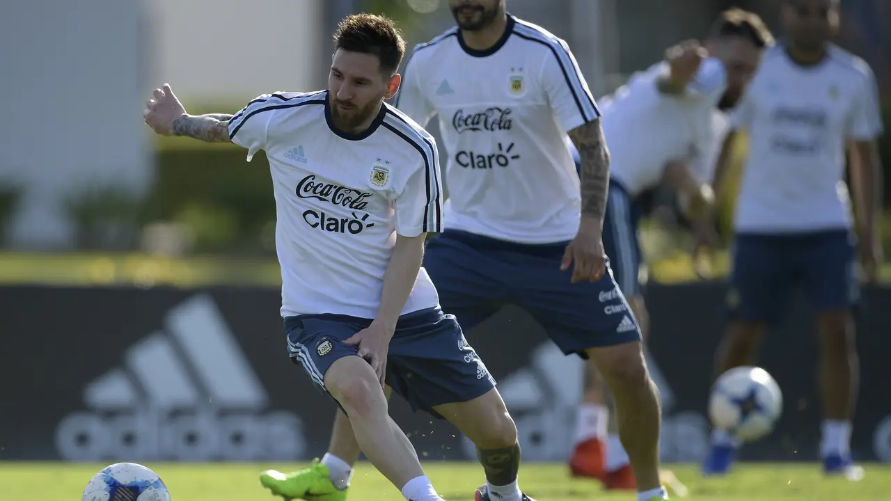 Lionel Messi en un entreno con Argentina previo al juego ante Chile