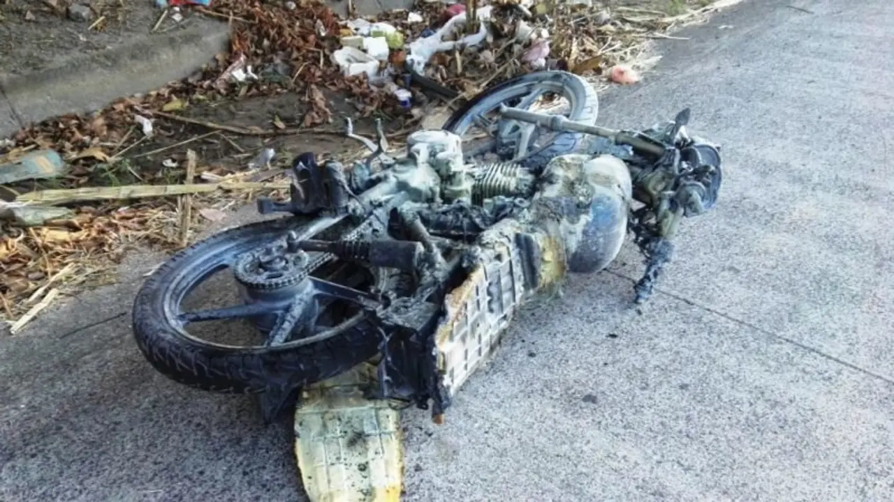 motocicleta incendiada