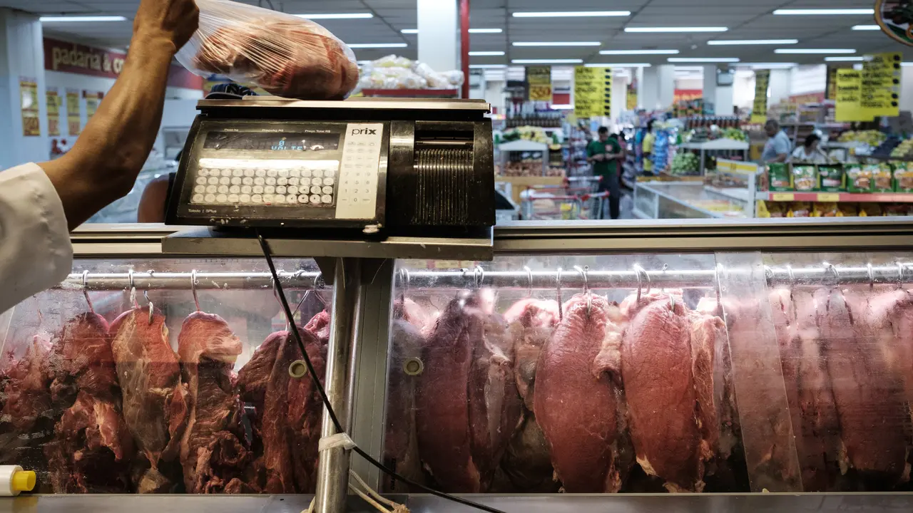 Esc&aacute;ndalo por carne adulterada en Brasil