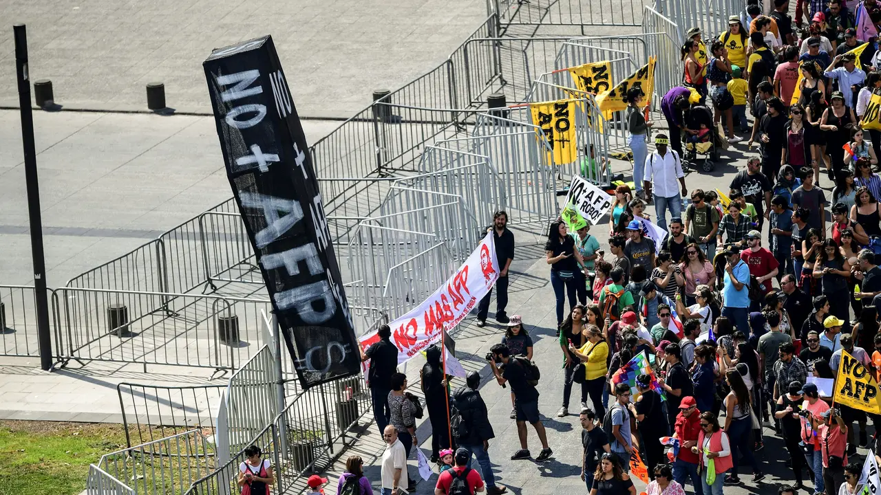 Empleados marchan contra las AFP en Santiago, Chile