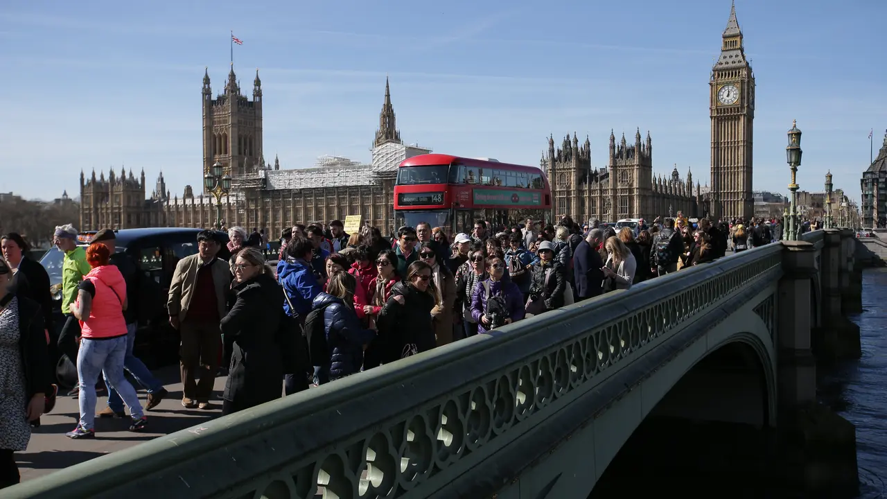 Miles de personas marcharon por el puente de Westminster, frente al parlamento brit&aacute;nico