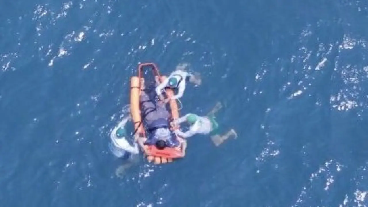 Simulacro de rescate acu&aacute;tico en la playa El Majahual