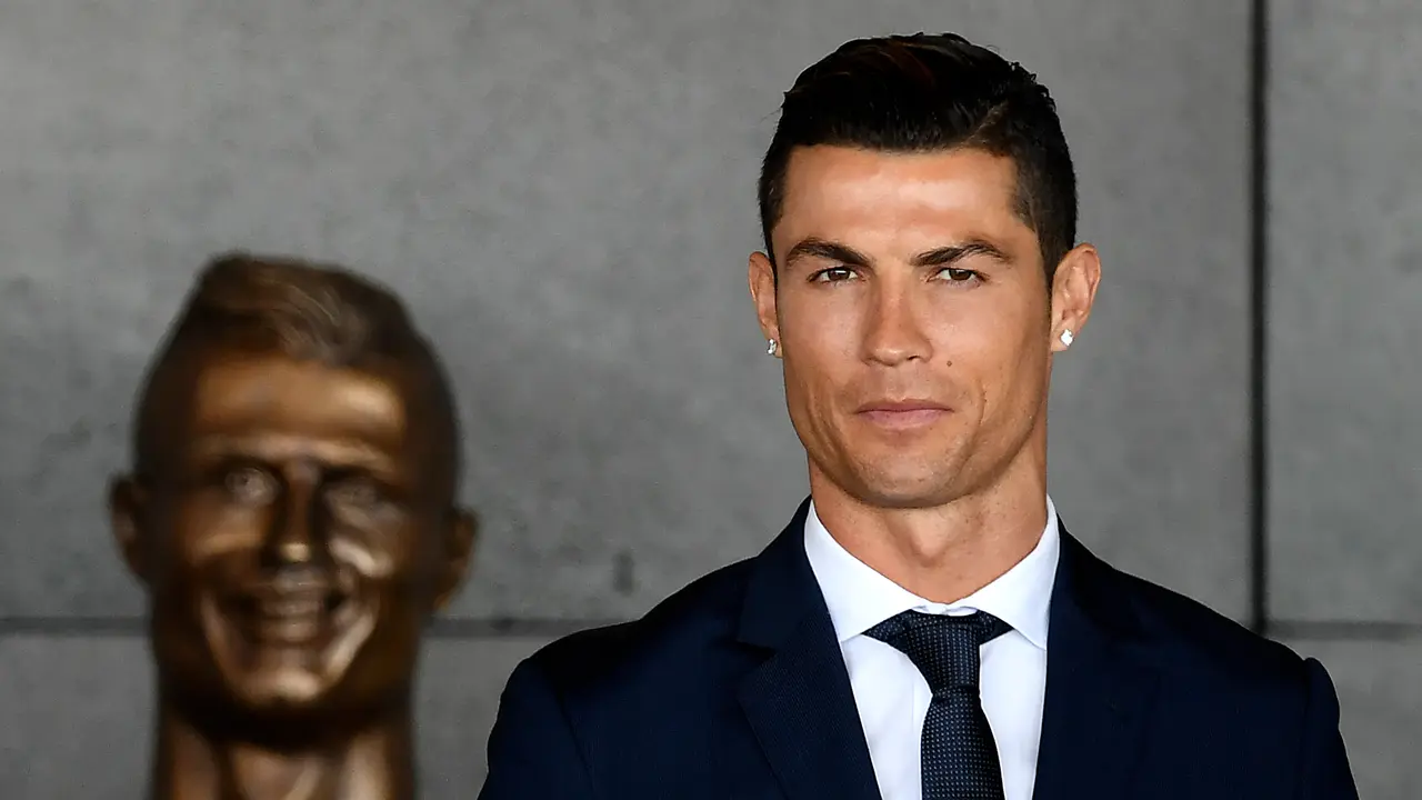 Cristiano Ronaldo con un busto suyo en el aeropuerto de Madeira, Portugal