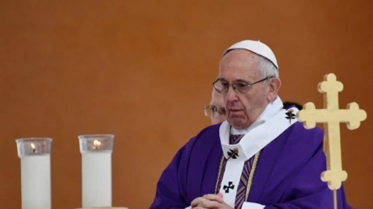 Pope Francis leads a mass during a pastoral visit in Carpi, northern Italy, on April 2, 2017.  / AFP PHOTO / Vincenzo PINTO