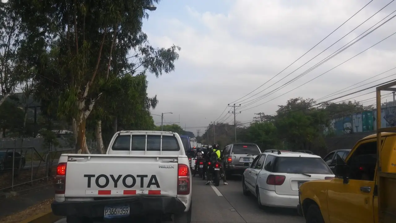 Congesti&oacute;n vehicular en la carretera de Comalapa