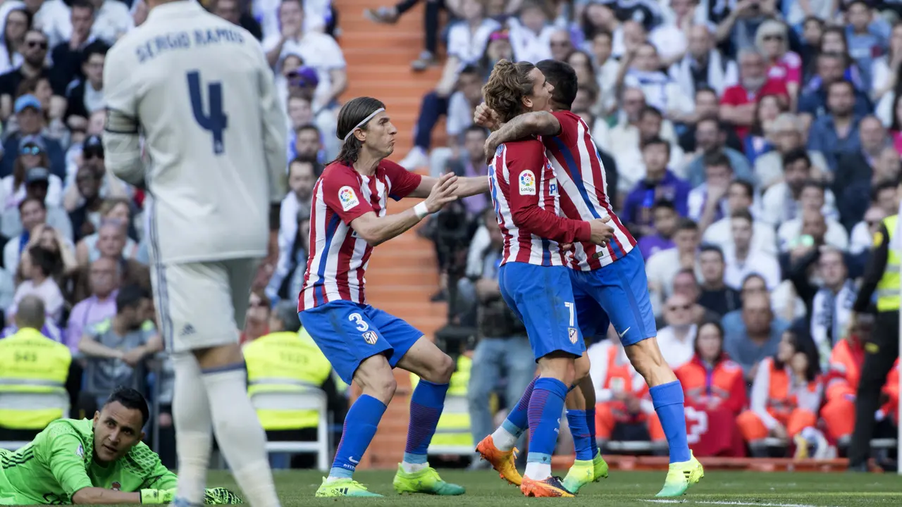 Jugadores del Atl&eacute;tico de Madrid festejan el gol de Antoine Griezmann en el 1-1 ante Real Madrid