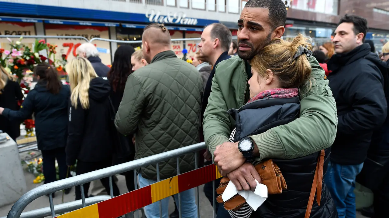 Miles de suecos recuerdan a las cuatro v&iacute;ctimas de Estocolmo