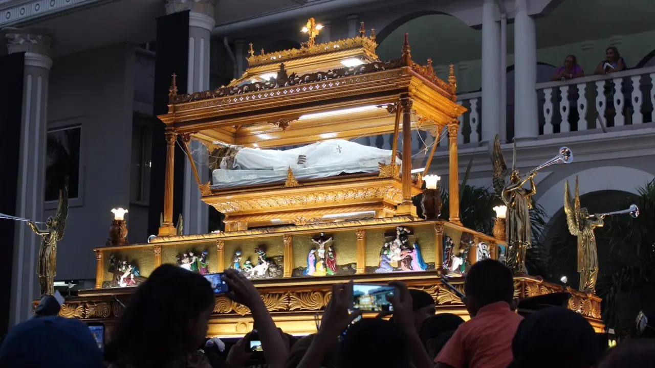 Santo Entierro en Sonsonate, donde la procesi&oacute;n dura hasta 14 horas.