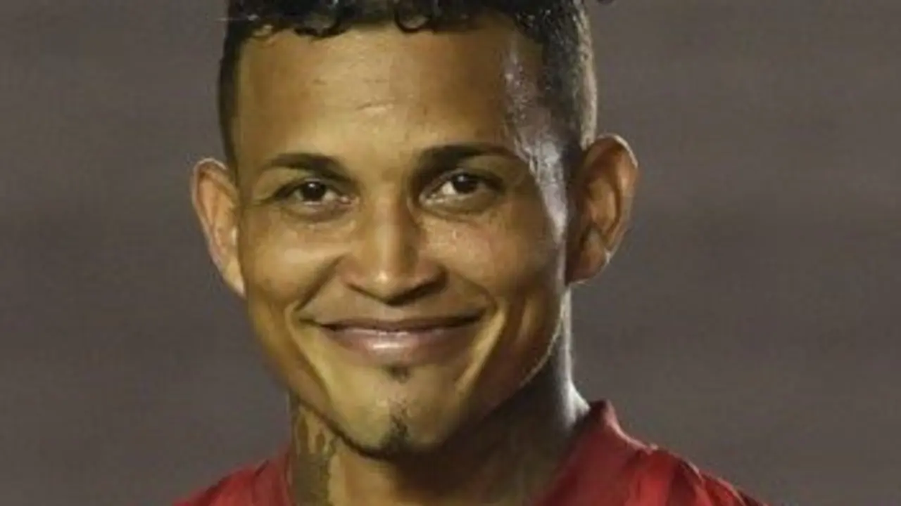 Panama's player Amilcar Henriquez poses for pictures before the start of the friendly match against Venezuela, at the Rommel Fernandez stadium in Panama City on May 24, 2016. / AFP PHOTO / RODRIGO ARANGUA