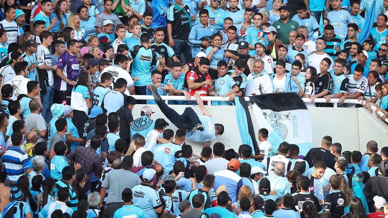 Un aficionado es lanzado desde la tribuna en un partido en C&oacute;rdoba, Argentina