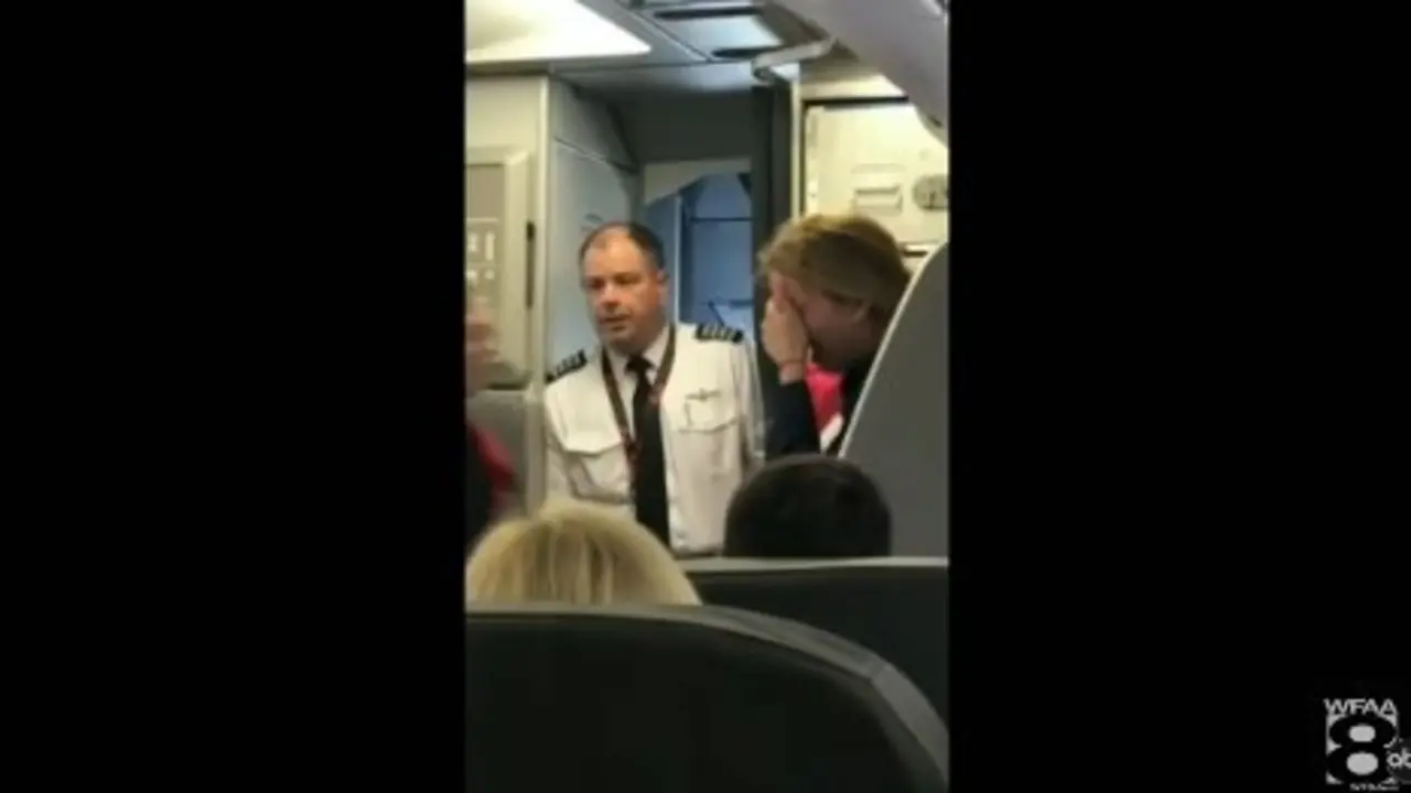 Empleado de American Airlines golpea a pasajera