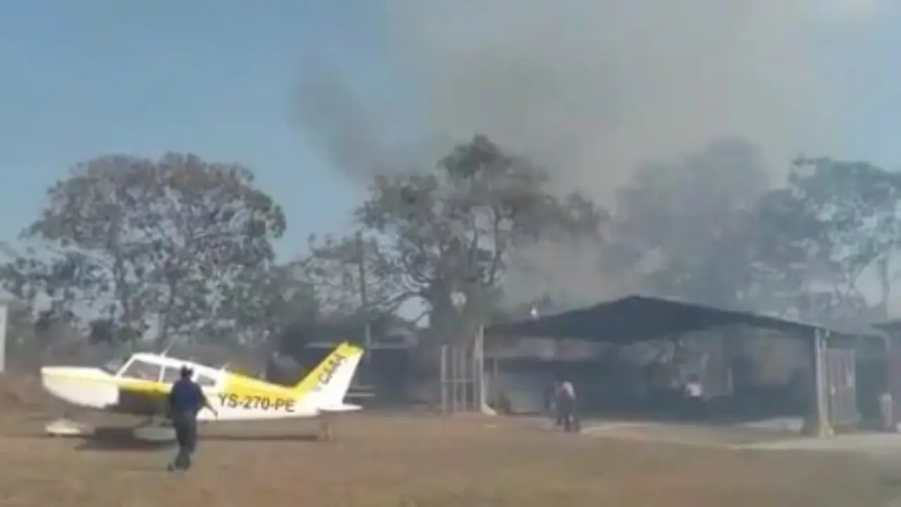 Incendio en las cercan&iacute;as del aeropuerto de Ilopango