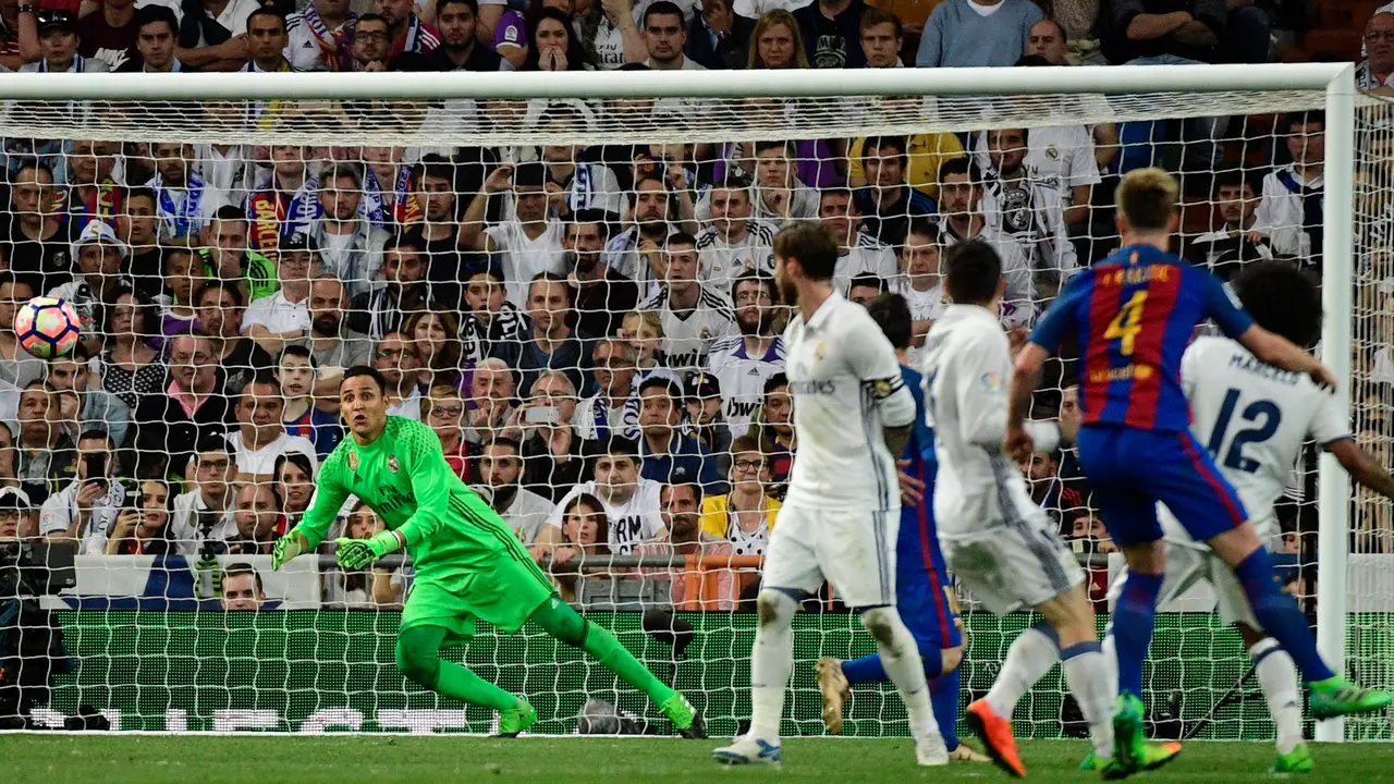 Ivan Rakitic al momento de marcar su gol en el cl&aacute;sico espa&ntilde;ol