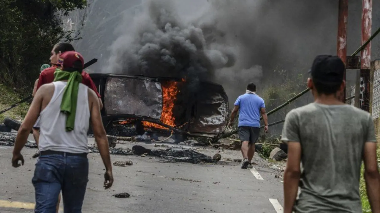 Venezuelan opposition activists set up barricades during a demonstration against President Nicolas Maduro in San Cristobal, on April 24, 2017. 
Protesters rallied on Monday vowing to block Venezuela's main roads to raise pressure on Maduro after three weeks of deadly unrest that have left 21 people dead. Riot police fired rubber bullets and tear gas to break up one of the first rallies in eastern Caracas early Monday while other groups were gathering elsewhere, the opposition said. / AFP PHOTO / George Castellanos