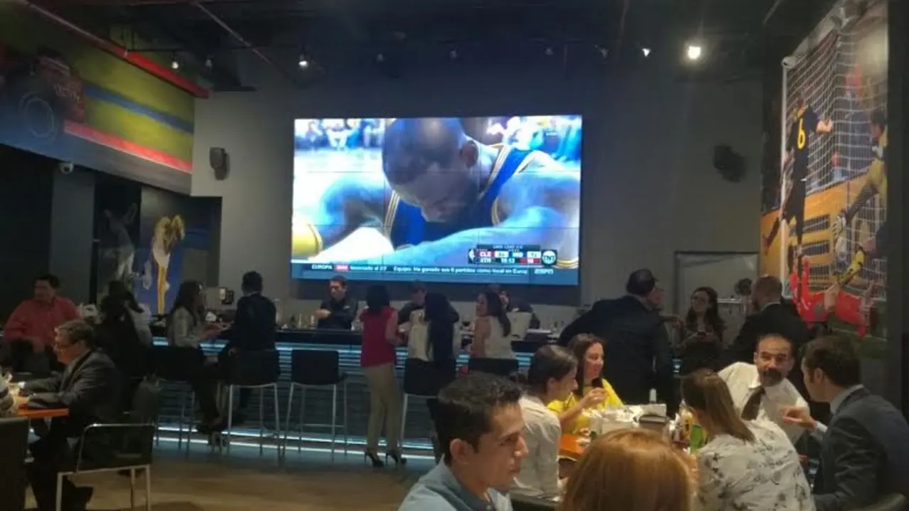 Strikers Sports Bar Restaurant, restaurante del hotel Barcel&oacute; San Salvador