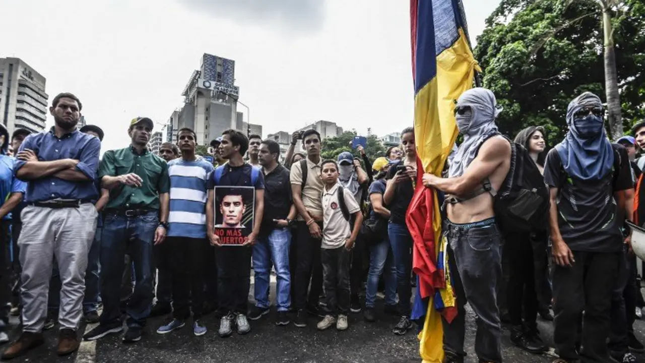 Venezuelan opposition leader Henrique Capriles takes part in a march paying tribute to student Juan Pablo Pernalete -killed on the eve by impact of a gas grenade during a protest against President Nicolas Maduro- in Caracas, on April 27, 2017. 
Venezuela defied international pressure over its deadly political crisis as European lawmakers accused its government of "brutal repression" and US President Donald Trump called the country "a mess". Nearly a month of clashes between anti-government protesters and the police have left 28 people dead, according to prosecutors. / AFP PHOTO / JUAN BARRETO